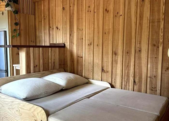 Cabin, Terrace And Enclosed Garden بيت للعطل *